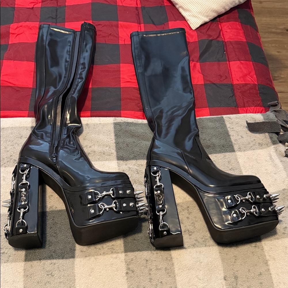 TOTAL BONDAGE STRETCH SPIKED PLATFORM BOOTS. BRAND NEW ONLY TRIED ON - Picture 2 of 3